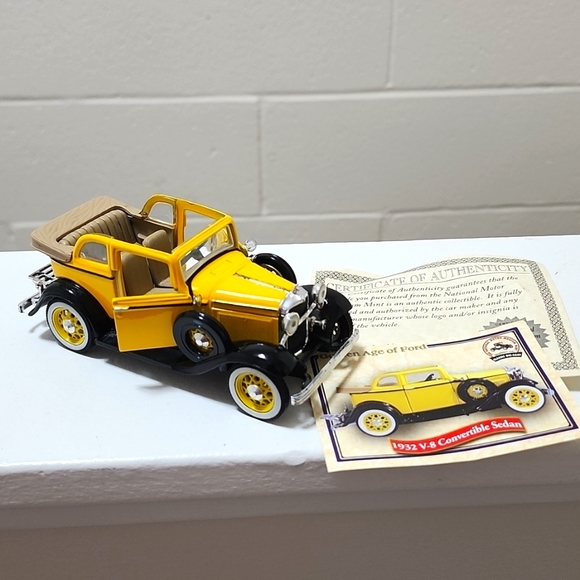 VINTAGE 1932 V-8 Convertible Sedan - Picture 4 of 5